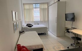 Apt Copacabana quadra da praia 804